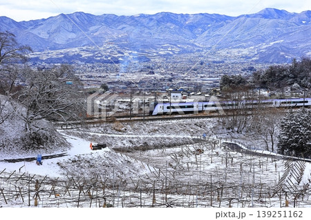 雪の勝沼を行く中央線特急 139251162