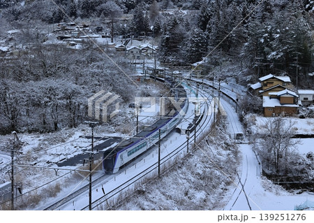 雪景色の初狩駅を行く中央線 雪景色の初狩駅を行く中央線 139251276