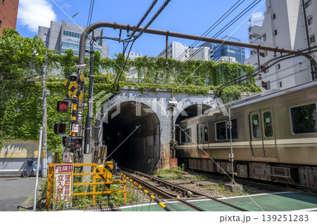 東京都渋谷区の都市風景 神泉駅の踏切とトンネル 東京都渋谷区の都市風景 神泉駅の踏切とトンネル 139251283
