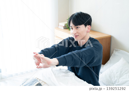ベッドで伸びをする若い男性 ベッドで伸びをする若い男性 139251292