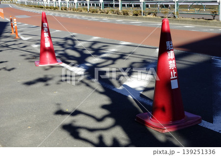 道路規制のカラーコーンと赤い三角コーン 道路規制のカラーコーンと赤い三角コーン 139251336