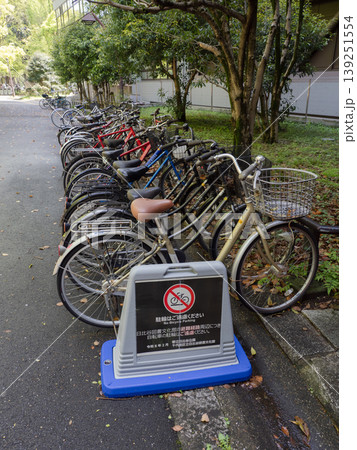 避難経路を塞ぐ自転車の列 駐輪禁止看板と現実のギャップ 避難経路を塞ぐ自転車の列 駐輪禁止看板と現実のギャップ 139251554