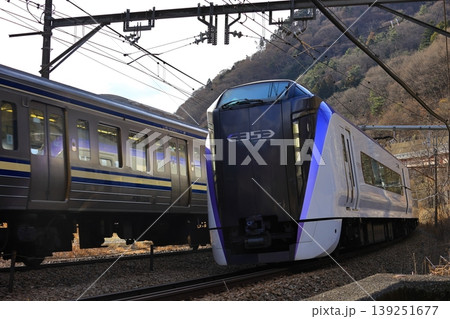 E353系と211系横須賀色の離合 139251677