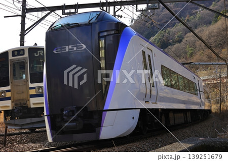 E353系と211系横須賀色の離合 E353系と211系横須賀色の離合 139251679