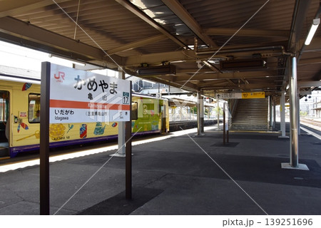 三重県亀山市 JR亀山駅のプラットホームと関駅方面行き車両 三重県亀山市 JR亀山駅のプラットホームと関駅方面行き車両 139251696