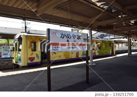三重県亀山市 JR亀山駅のプラットホームと関駅方面行き車両 三重県亀山市 JR亀山駅のプラットホームと関駅方面行き車両 139251700
