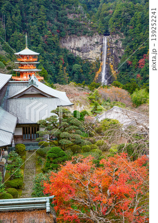 青岸渡寺三重塔と那智滝 139252241