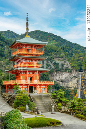 青岸渡寺三重塔と那智滝 青岸渡寺三重塔と那智滝 139252244