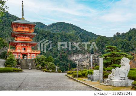 青岸渡寺三重塔と那智滝 青岸渡寺三重塔と那智滝 139252245
