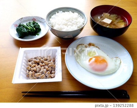 日本の一般的な朝食 139252288