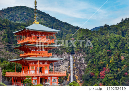 青岸渡寺三重塔と那智滝 青岸渡寺三重塔と那智滝 139252419