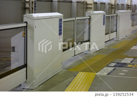 駅のプラットホームに設置された乗降用自動扉 駅のプラットホームに設置された乗降用自動扉 139252534
