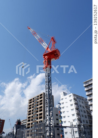 建設現場のタワークレーン 139252617