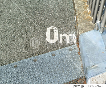 地面に書かれた「0m」の表示 地面に書かれた「0m」の表示 139252629