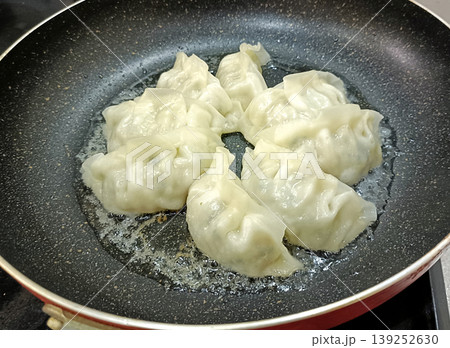 フライパンでギョウザを焼く 139252630