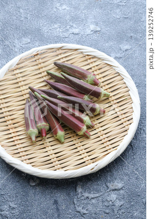 ザルに盛った赤オクラ 139252746