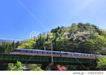 新緑の木曽路を行く中央本線 139255853