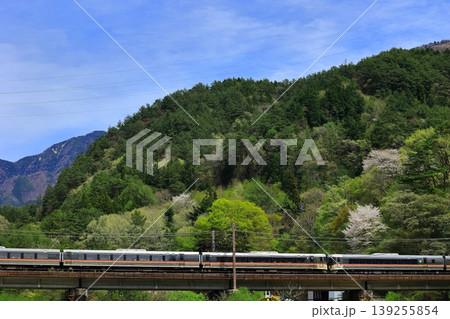 新緑の木曽路を行く中央本線 新緑の木曽路を行く中央本線 139255854