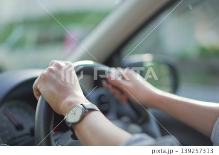 車のハンドルを握る男性の腕 車のハンドルを握る男性の腕 139257313