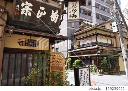 「いせ源」、「竹むら」があるレトロな街並み（東京都千代田区神田須田町1丁目） 139259022