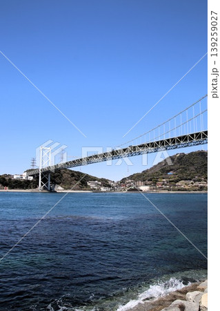 門司港のノーホーク広場から見た関門海峡と関門橋 門司港のノーホーク広場から見た関門海峡と関門橋 139259027
