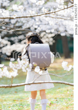 桜の下でランドセルを背負う小学生の女の子 桜の下でランドセルを背負う小学生の女の子 139259177