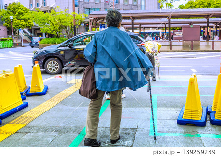 日本の横浜都市景観 　高齢化社会…タクシー乗り場でタクシーを待つ杖の高齢女性（マスク姿）＝横浜市内 139259239