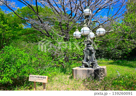 皇居東御苑にある皇居正門石橋旧飾電燈 皇居東御苑にある皇居正門石橋旧飾電燈 139260091