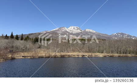 新潟県の妙高を代表する観光スポットいもり池 ここから見る妙高山は絶景 139260136