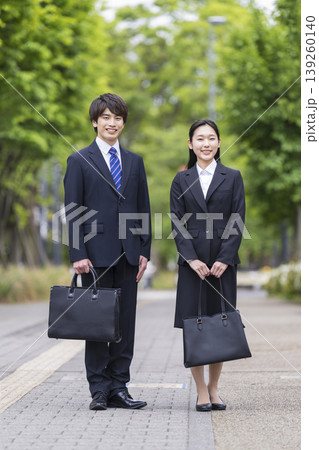 スーツを着た20代の男女 カメラ目線 全身 ポートレート 就活・フレッシャーズイメージ スーツを着た20代の男女 カメラ目線 全身 ポートレート 就活・フレッシャーズイメージ 139260140