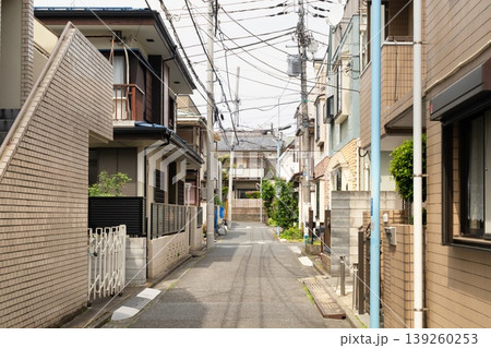 都市部の狭い道路と住宅街の風景 都市部の狭い道路と住宅街の風景 139260253