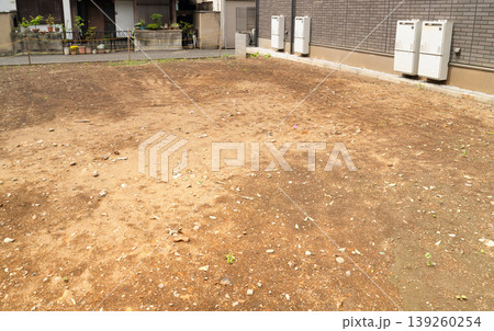 住宅地の更地と基礎工事前の建設用地のイメージ 住宅地の更地と基礎工事前の建設用地のイメージ 139260254