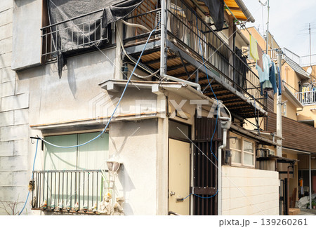 老朽化したアパートと高齢化する住宅環境のイメージ 老朽化したアパートと高齢化する住宅環境のイメージ 139260261