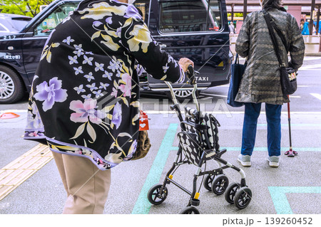 日本の横浜都市景観 　高齢化社会…タクシー乗り場でタクシーを待つ高齢女性（マスク姿）＝横浜市内 139260452