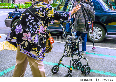 日本の横浜都市景観 高齢化社会…タクシー乗り場でタクシーを待つ高齢女性(マスク姿)=横浜市内 日本の横浜都市景観 高齢化社会…タクシー乗り場でタクシーを待つ高齢女性(マスク姿)=横浜市内 139260453