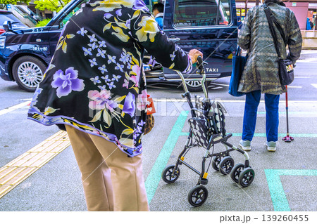 日本の横浜都市景観 　高齢化社会…タクシー乗り場でタクシーを待つ高齢女性（マスク姿）＝横浜市内 139260455