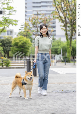 柴犬と散歩をする若い女性 柴犬と散歩をする若い女性 139260485