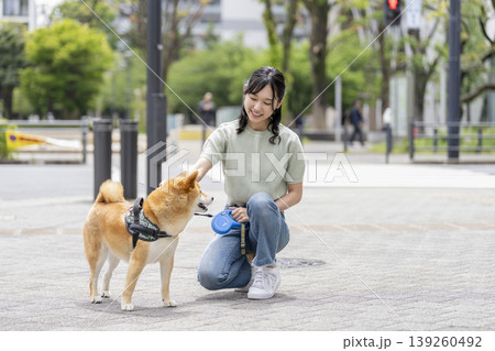 散歩中の柴犬（5歳の男の子）を撫でる若い女性 139260492