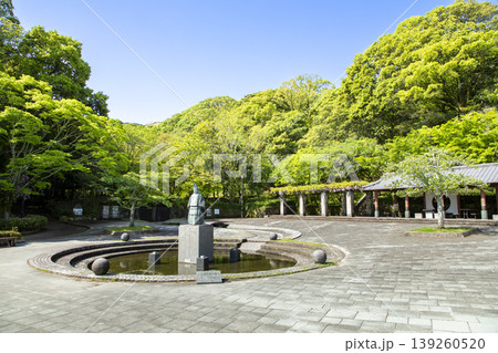 福岡県筑紫野市にある新緑に包まれた天拝公園の風景 福岡県筑紫野市にある新緑に包まれた天拝公園の風景 139260520
