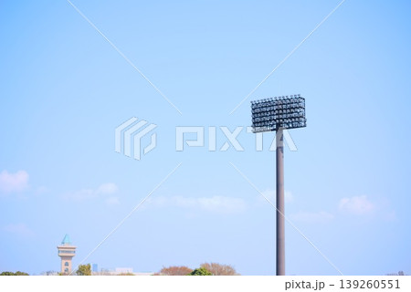 スポーツ施設や競技場を照らす屋外照明塔と青空 スポーツ施設や競技場を照らす屋外照明塔と青空 139260551