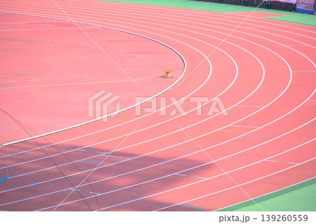 陸上競技やランニングをイメージした赤い競技場トラック 陸上競技やランニングをイメージした赤い競技場トラック 139260559