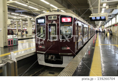 阪急大阪梅田駅のプラットホーム京都線京都河原町行き特急電車 139260704