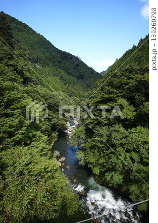 豊かな自然に囲まれた奥多摩・日原鍾乳洞周辺の美しい渓谷 139260798
