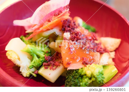 赤い器に盛り付けられた彩り豊かな野菜料理 赤い器に盛り付けられた彩り豊かな野菜料理 139260801