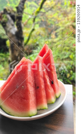 六枚に切り分けられた冷えたスイカの皿盛り　夏イメージ 139260914
