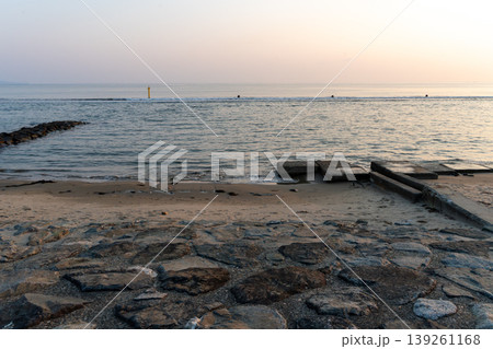 夕日に染まる海岸 139261168