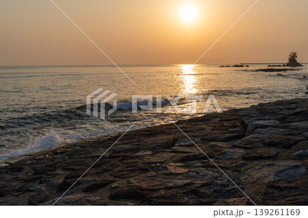 夕日に照らされる海 139261169