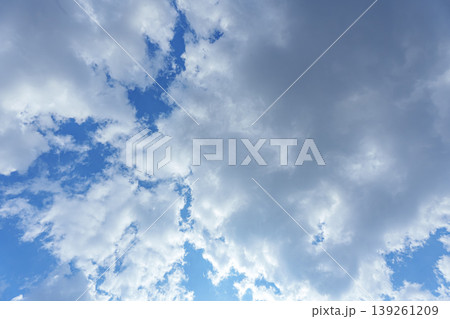 雲の空き間を抜けると向こうは青空 雲の空き間を抜けると向こうは青空 139261209