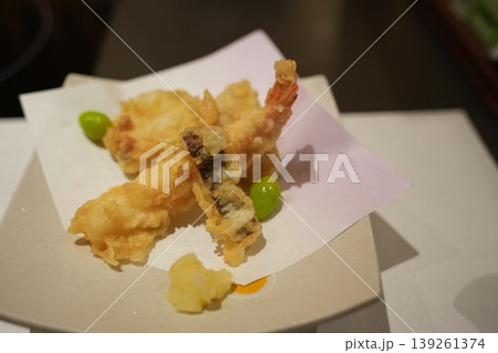 飲食店で提供されるサクサクで美味しい天ぷら盛り合わせ 139261374