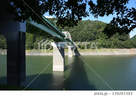 水と緑のコントラストが美しい奥多摩の深山橋の絶景 水と緑のコントラストが美しい奥多摩の深山橋の絶景 139261383